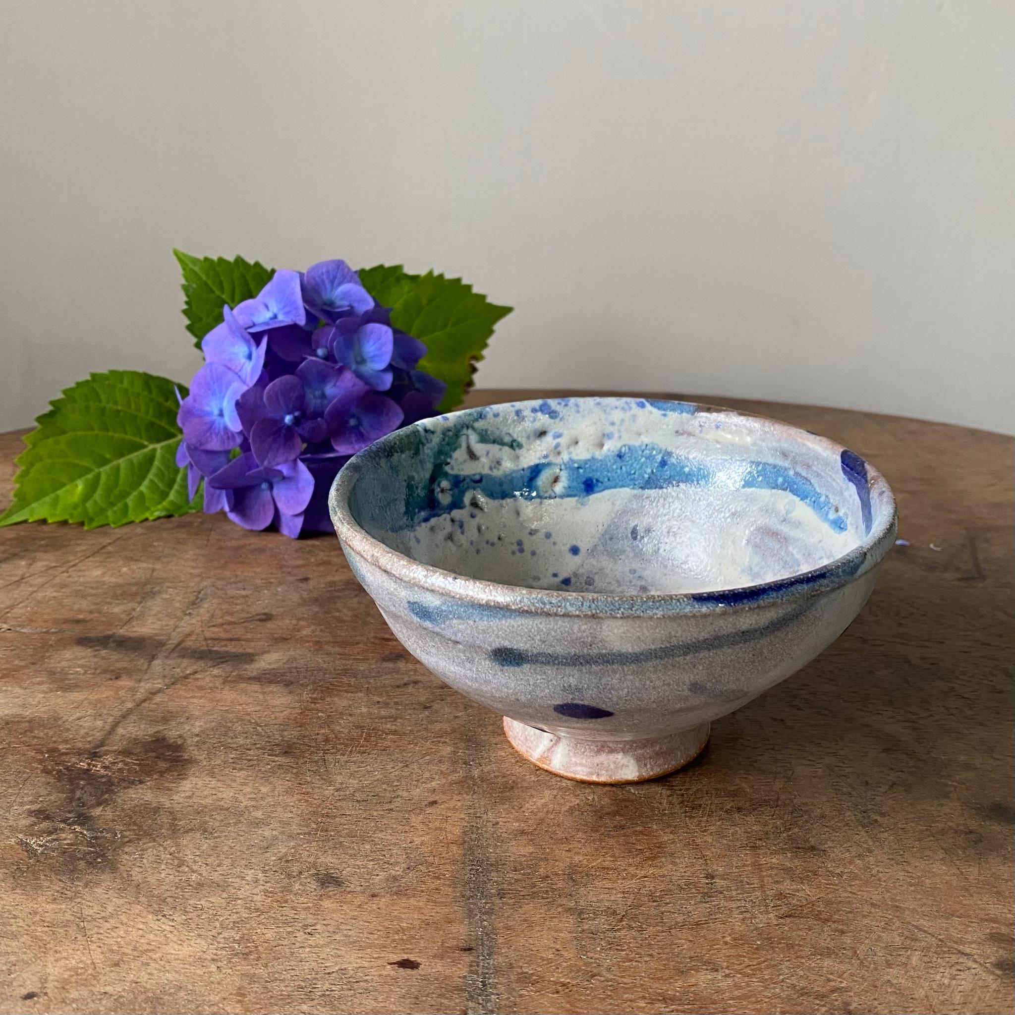 藁灰釉とコバルトの茶碗1枚目の画像